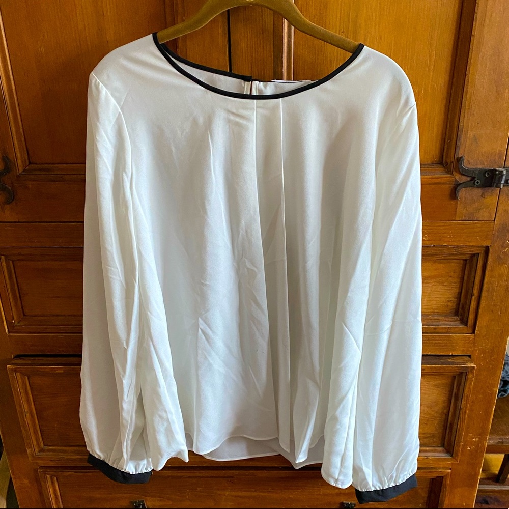 CALVIN KLIEN long white sleeve shirt with black collar and sleeve wrap-around